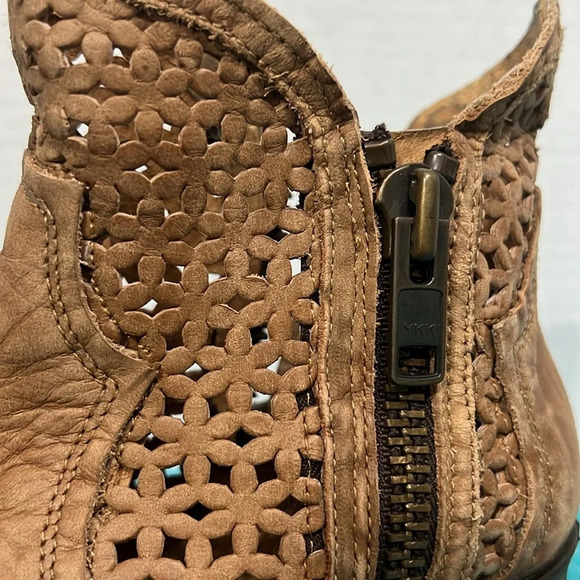 Circle G by Coral Distressed Tan Cutout Shortie Boot - Picture 11 of 12